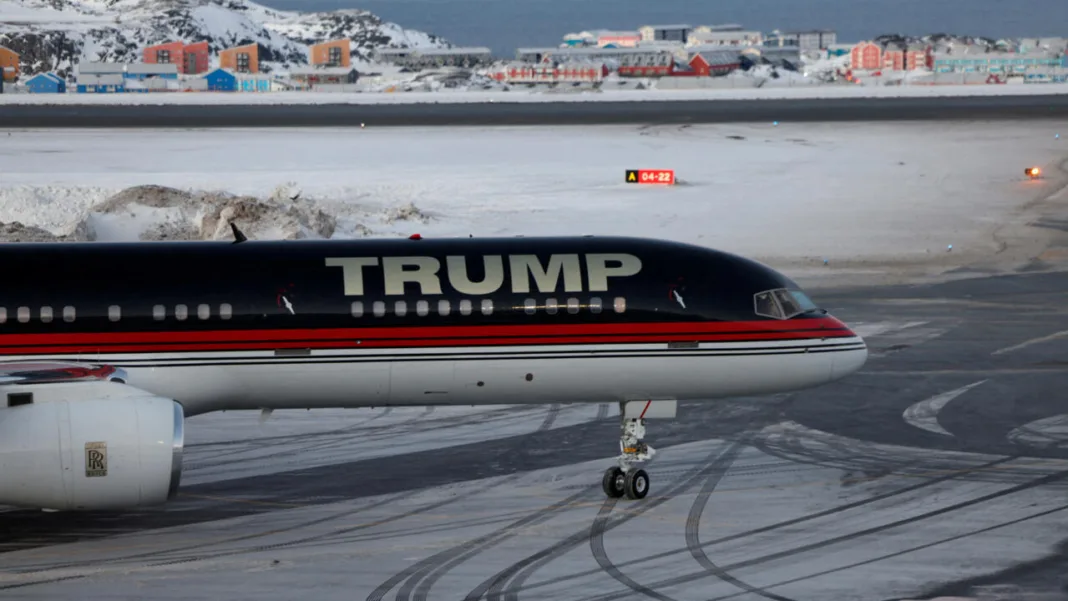 El avión de Donald Trump en Nuuk, la capital de Groenlandia, durante la última visita de su hijo, Donald Trump Jr. / Créditos: archivo