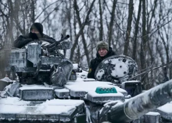 Un tanque ucraniano es visto en la línea del frente en Bajmut, región de Donetsk, Ucrania, el domingo. (Libkos/The Associated Press)