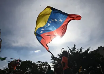 Manifestante ondea una bandera de Venezuela. Enero de 2026. Créditos: Getty Images