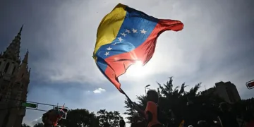 Manifestante ondea una bandera de Venezuela. Enero de 2026. Créditos: Getty Images