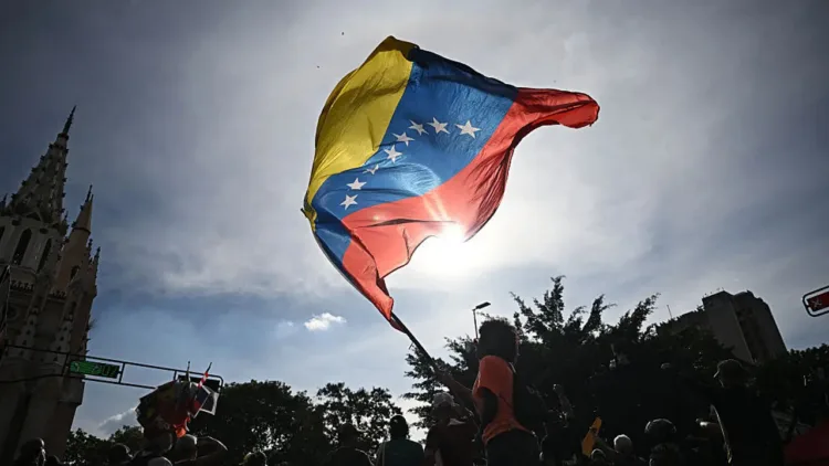 Manifestante ondea una bandera de Venezuela. Enero de 2026. Créditos: Getty Images