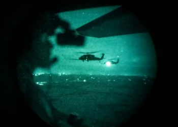 MH-60 del 160th operando en su ambiente natural, similar a lo sucedido en Venezuela. Foto: USAF – Airman 1st Class Isabel Tanner