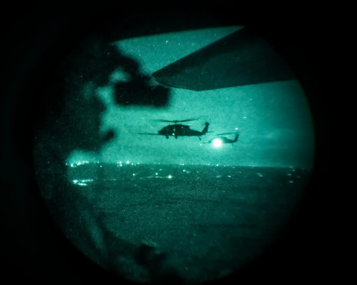 MH-60 del 160th operando en su ambiente natural, similar a lo sucedido en Venezuela. Foto: USAF – Airman 1st Class Isabel Tanner