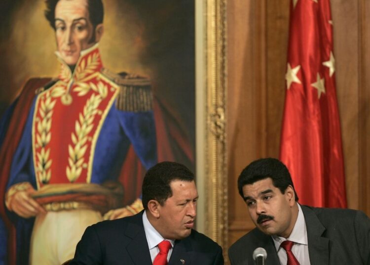 El presidente venezolano Hugo Chávez, izquierda, conversa con el vicepresidente Nicolás Maduro durante una reunión en Caracas, en esta foto de 2006. Crédito: FERNANDO LLANO/ASSOCIATED PRESS)