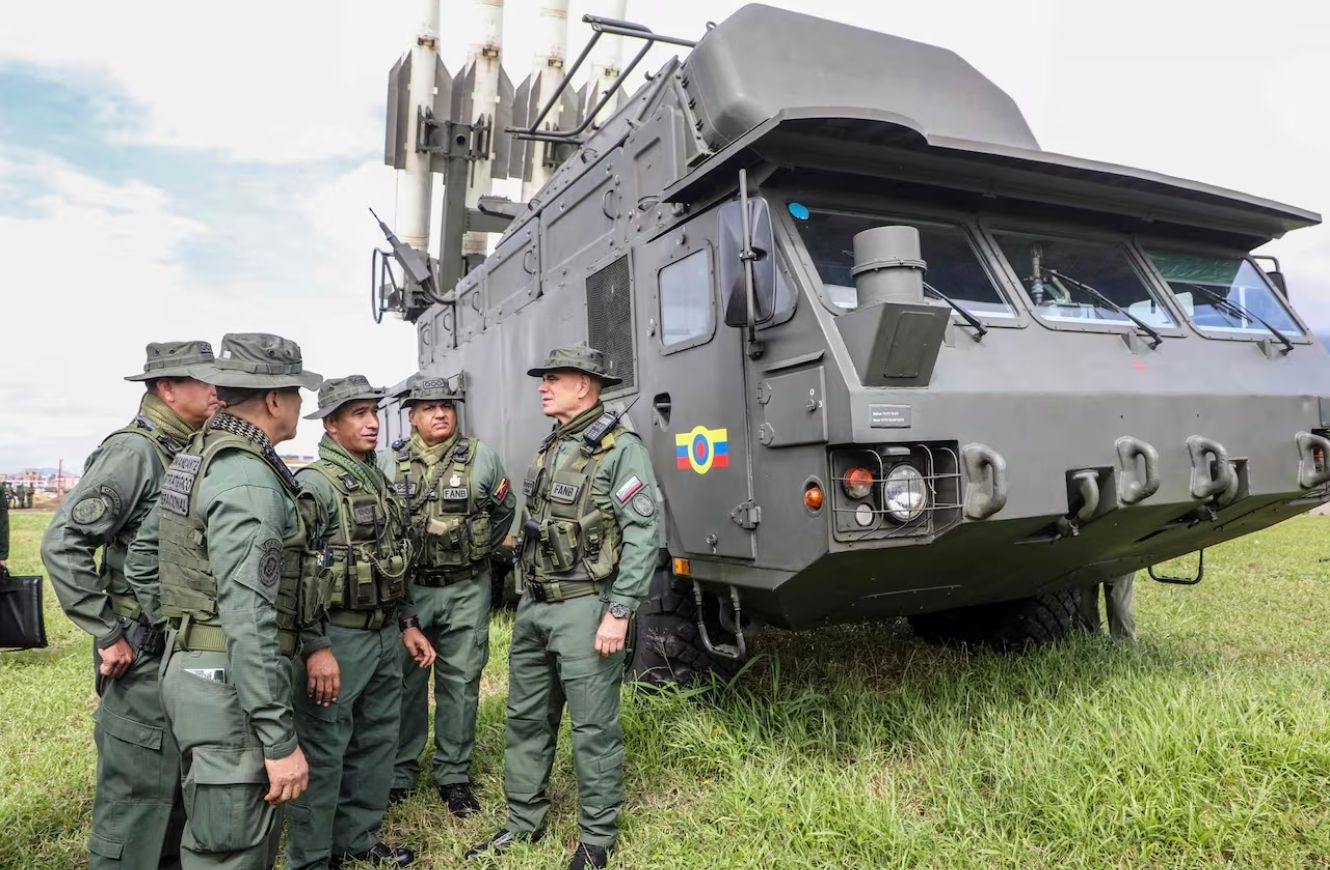 El ministro de Defensa de Venezuela, Vladimir Padrino, junto a miembros de la Fuerza Armada Nacional Bolivariana, inspeccionando un sistema antimisiles ruso Buk M2E en Caracas el 11 de noviembre de 2025
HANDOUT - Fuerza Armada Nacional Bolivariana