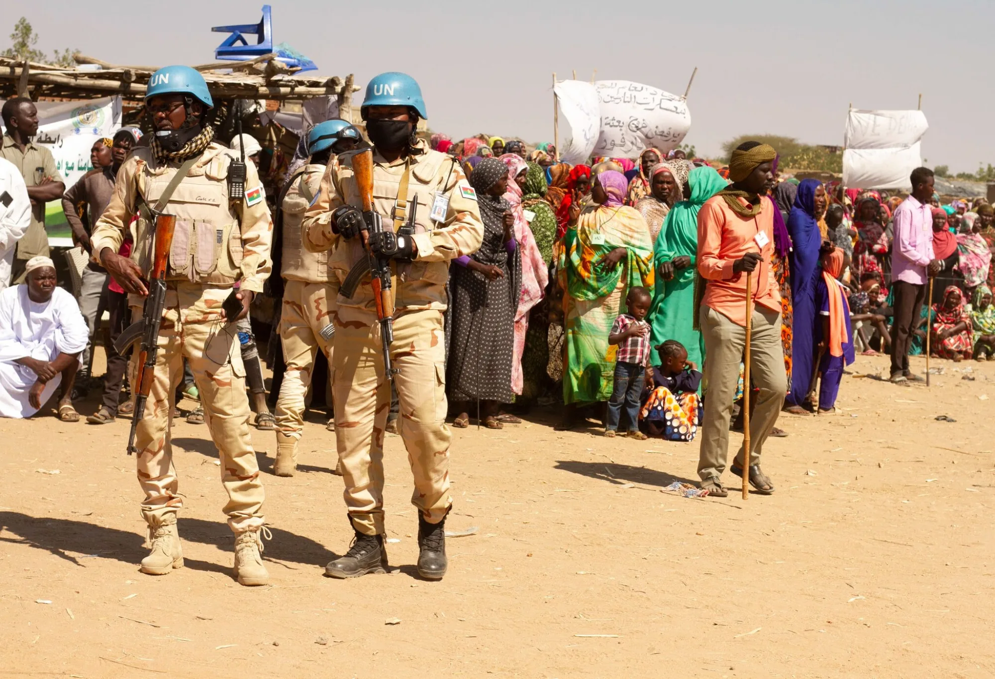 Miembros de la misión de mantenimiento de la paz de las Naciones Unidas y la Unión Africana en una protesta contra la retirada de la misión, en un campamento de desplazados en Nyala, la capital de Darfur del Sur, a finales de 2020. AFP