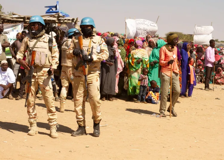 Miembros de la misión de mantenimiento de la paz de las Naciones Unidas y la Unión Africana en una protesta contra la retirada de la misión, en un campamento de desplazados en Nyala, la capital de Darfur del Sur, a finales de 2020. AFP