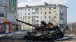 Una vista de un tanque quemado se observa en medio del conflicto ruso-ucraniano en la ciudad de Volnovaja, Óblast de Donetsk, Ucrania, el 12 de marzo de 2022 Imagen por Stringer / Agencia Anadolu