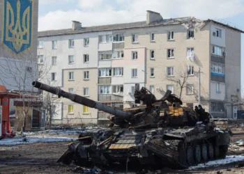 Una vista de un tanque quemado se observa en medio del conflicto ruso-ucraniano en la ciudad de Volnovaja, Óblast de Donetsk, Ucrania, el 12 de marzo de 2022 Imagen por Stringer / Agencia Anadolu
