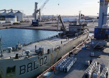 Buque de la Armada mexicana es cargado con asistencia humanitaria para Cuba