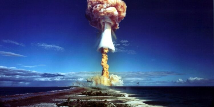 Prueba nuclear en la Polinesia francesa en el atolón Mururoa en 1971.