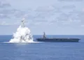 El portaaviones de clase Ford USS Gerald R. Ford (CVN-78) realiza pruebas de choque completas (FSST) durante su despliegue, demostrando la preparación operativa de la Armada estadounidense/ Créditos: Mass Communications Specialist Seaman Jackson Adkins / U.S. Navy