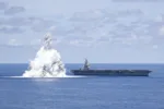 El portaaviones de clase Ford USS Gerald R. Ford (CVN-78) realiza pruebas de choque completas (FSST) durante su despliegue, demostrando la preparación operativa de la Armada estadounidense/ Créditos: Mass Communications Specialist Seaman Jackson Adkins / U.S. Navy
