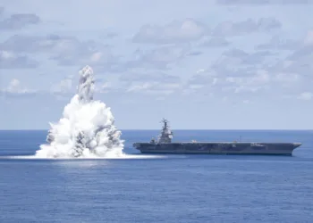 El portaaviones de clase Ford USS Gerald R. Ford (CVN-78) realiza pruebas de choque completas (FSST) durante su despliegue, demostrando la preparación operativa de la Armada estadounidense/ Créditos: Mass Communications Specialist Seaman Jackson Adkins / U.S. Navy