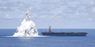 El portaaviones de clase Ford USS Gerald R. Ford (CVN-78) realiza pruebas de choque completas (FSST) durante su despliegue, demostrando la preparación operativa de la Armada estadounidense/ Créditos: Mass Communications Specialist Seaman Jackson Adkins / U.S. Navy