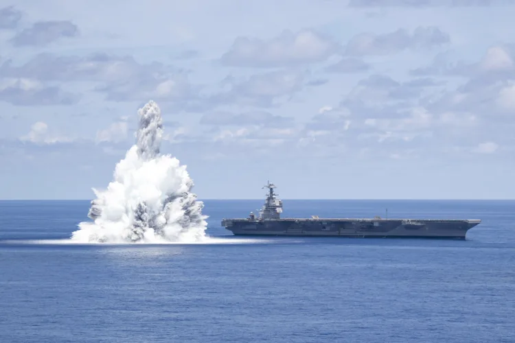 El portaaviones de clase Ford USS Gerald R. Ford (CVN-78) realiza pruebas de choque completas (FSST) durante su despliegue, demostrando la preparación operativa de la Armada estadounidense/ Créditos: Mass Communications Specialist Seaman Jackson Adkins / U.S. Navy