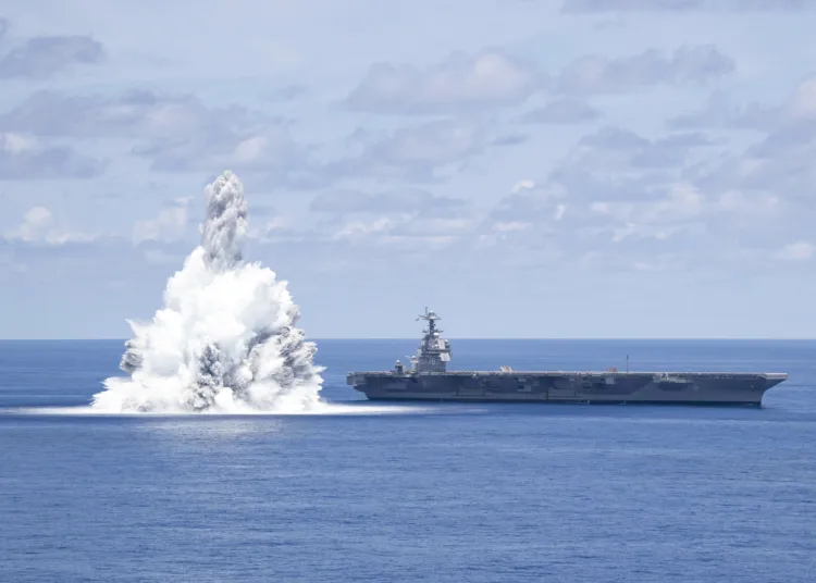 El portaaviones de clase Ford USS Gerald R. Ford (CVN-78) realiza pruebas de choque completas (FSST) durante su despliegue, demostrando la preparación operativa de la Armada estadounidense/ Créditos: Mass Communications Specialist Seaman Jackson Adkins / U.S. Navy