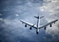 El B-52H Stratofortress es un bombardero pesado de largo alcance capaz de realizar diversas misiones. Es capaz de volar a altas velocidades subsónicas a altitudes de hasta 15.000 metros/ Créditos: Fuerza Aérea de EE. UU. por el Sargento Técnico Emerson Núñez