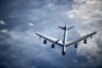 El B-52H Stratofortress es un bombardero pesado de largo alcance capaz de realizar diversas misiones. Es capaz de volar a altas velocidades subsónicas a altitudes de hasta 15.000 metros/ Créditos: Fuerza Aérea de EE. UU. por el Sargento Técnico Emerson Núñez
