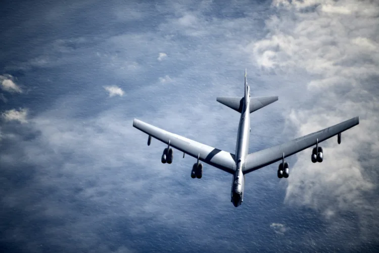 El B-52H Stratofortress es un bombardero pesado de largo alcance capaz de realizar diversas misiones. Es capaz de volar a altas velocidades subsónicas a altitudes de hasta 15.000 metros/ Créditos: Fuerza Aérea de EE. UU. por el Sargento Técnico Emerson Núñez