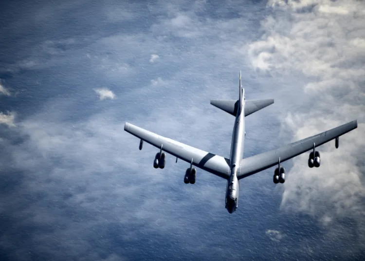 El B-52H Stratofortress es un bombardero pesado de largo alcance capaz de realizar diversas misiones. Es capaz de volar a altas velocidades subsónicas a altitudes de hasta 15.000 metros/ Créditos: Fuerza Aérea de EE. UU. por el Sargento Técnico Emerson Núñez