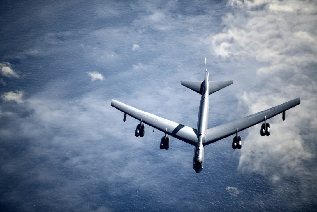 El B-52H Stratofortress es un bombardero pesado de largo alcance capaz de realizar diversas misiones. Es capaz de volar a altas velocidades subsónicas a altitudes de hasta 15.000 metros/ Créditos: Fuerza Aérea de EE. UU. por el Sargento Técnico Emerson Núñez