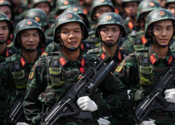 Infantería del Ejército Popular de Vietnam en el desfile militar conmemorando el 70 aniversario de la victoria de Dien Bien Phu, 7 de mayo de 2024