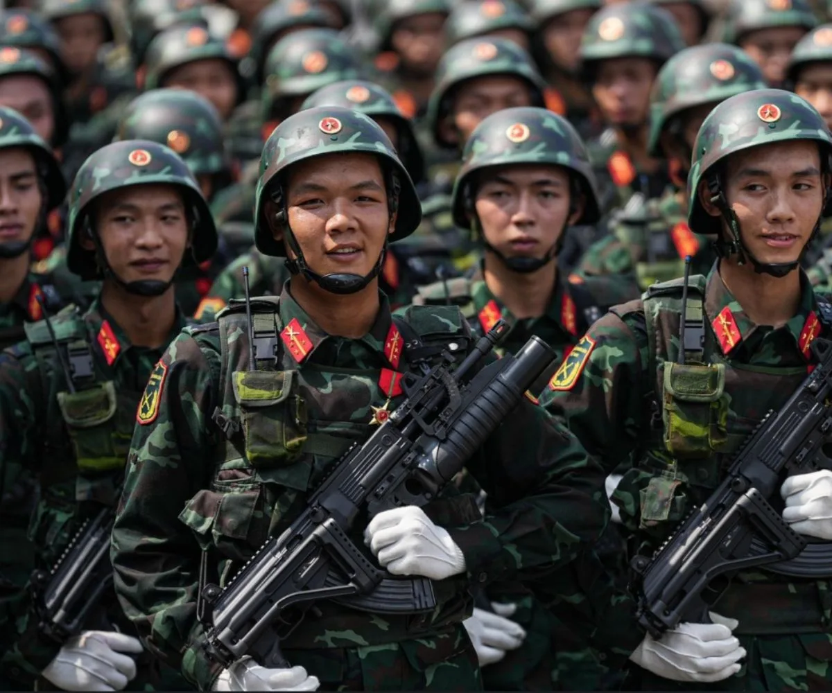 Infantería del Ejército Popular de Vietnam en el desfile militar conmemorando el 70 aniversario de la victoria de Dien Bien Phu, 7 de mayo de 2024