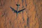 El B-52 es un bombardero de largo alcance con un alcance de aproximadamente 8.800 millas, lo que permite un rápido apoyo a las misiones o despliegues de la Fuerza de Tarea de Bombarderos y refuerza la seguridad y la estabilidad global/ Créditos: Sargento Mayor Joey Swafford
