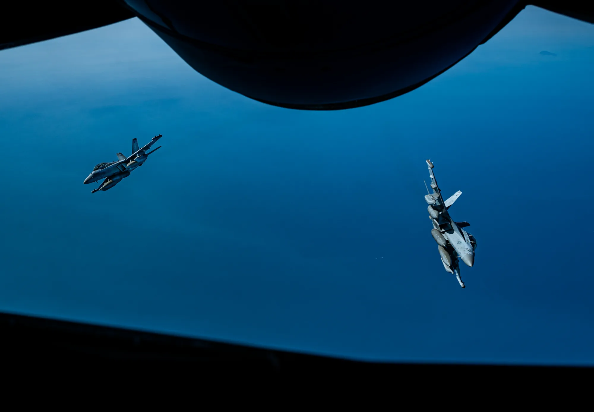 Aeronaves de cuarta y quinta generación de la Fuerza Aérea de Estados Unidos participan en una demostración aérea embarcada realizada en el Mar Amarillo, en espacio aéreo internacional, junto a unidades desplegadas desde el portaaviones USS Abraham Lincoln y aeronaves regionales de la USAF, el 21 de marzo de 2022, en el marco de operaciones del Indo-Pacífico. /Créditos: U.S. Air Force – Foto: SrA Stephen Pulter