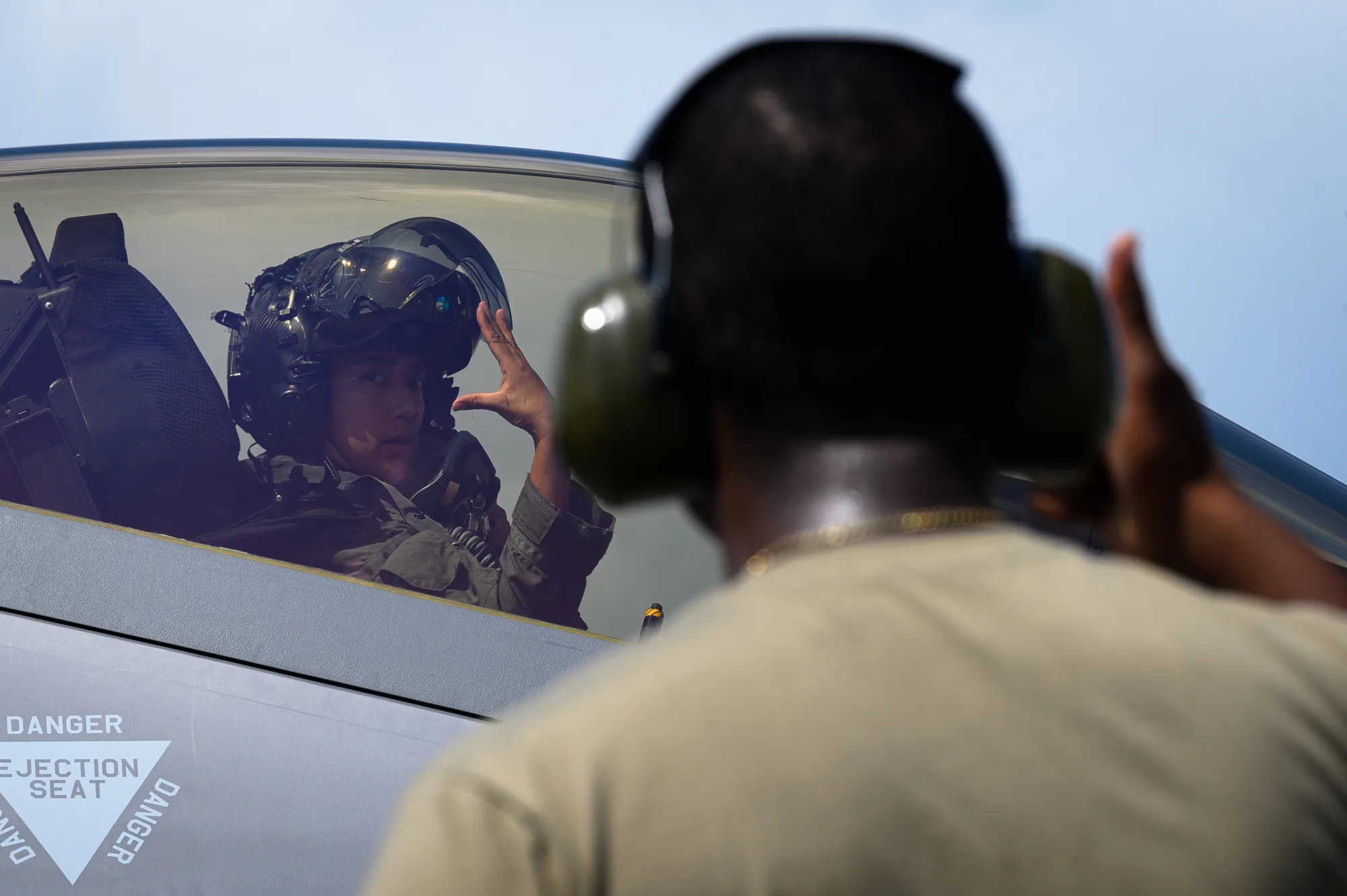 Los aviadores y los aviones F-35A Lightning II ponen a prueba sus habilidades durante el entrenamiento Agile Combat Employment, diseñado para enseñar y validar nuevas formas de desplegar y maniobrar activos durante una crisis o conflicto para operar en entornos disputados / Créditos: Official U.S. Air Force X