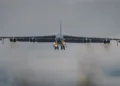 Un bombardero B-52H Stratofortress de la Fuerza Aérea de Estados Unidos llega a la base RAF Fairford, Reino Unido, como parte de una misión de despliegue estratégico destinada a fortalecer la cooperación con aliados de la OTAN y demostrar la capacidad de disuasión global de Washington/ Créditos: Official U.S. Air Force X