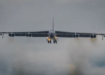 Un bombardero B-52H Stratofortress de la Fuerza Aérea de Estados Unidos llega a la base RAF Fairford, Reino Unido, como parte de una misión de despliegue estratégico destinada a fortalecer la cooperación con aliados de la OTAN y demostrar la capacidad de disuasión global de Washington/ Créditos: Official U.S. Air Force X