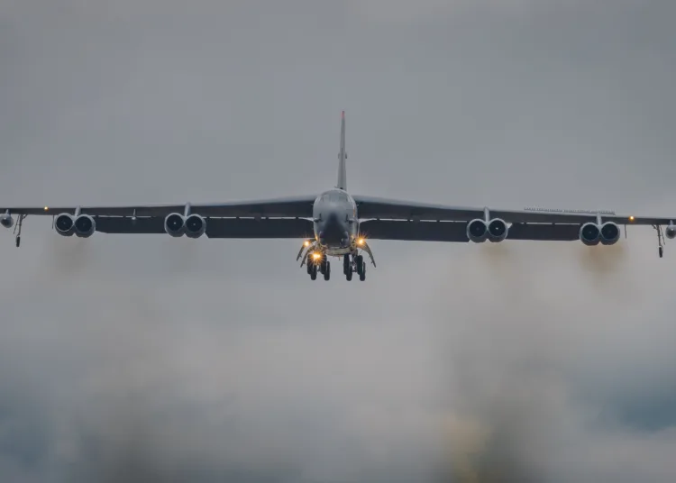 Un bombardero B-52H Stratofortress de la Fuerza Aérea de Estados Unidos llega a la base RAF Fairford, Reino Unido, como parte de una misión de despliegue estratégico destinada a fortalecer la cooperación con aliados de la OTAN y demostrar la capacidad de disuasión global de Washington/ Créditos: Official U.S. Air Force X