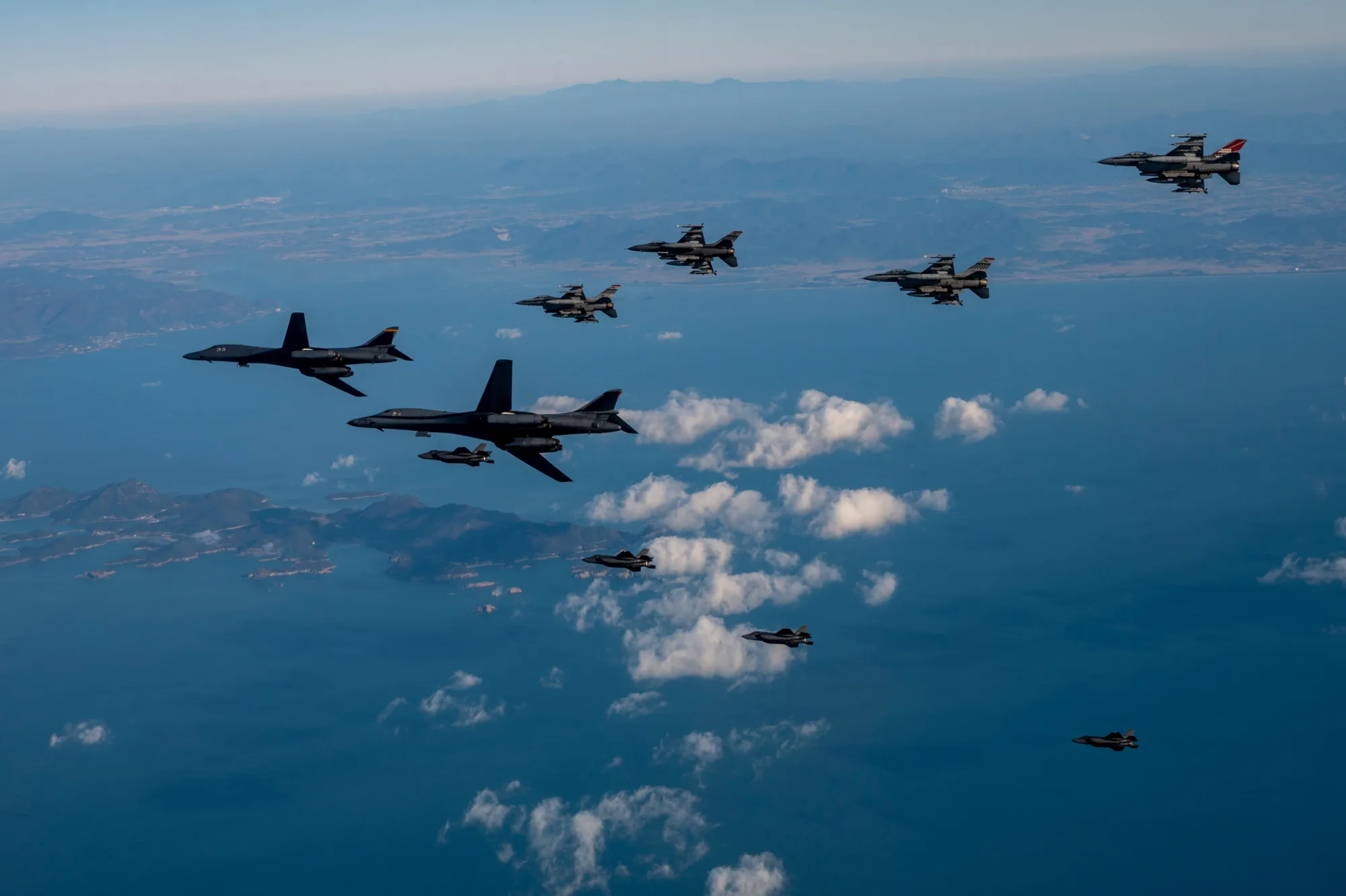 Cazas F-16 de la Fuerza Aérea de Estados Unidos participan en un vuelo de entrenamiento combinado junto a bombarderos B-1B y F-35A de la República de Corea durante el ejercicio “Vigilant Storm 23”, sobre la península coreana, el 9 de noviembre de 2022. /Créditos: U.S. Air Force