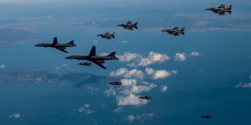Cazas F-16 de la Fuerza Aérea de Estados Unidos participan en un vuelo de entrenamiento combinado junto a bombarderos B-1B y F-35A de la República de Corea durante el ejercicio “Vigilant Storm 23”, sobre la península coreana, el 9 de noviembre de 2022. /Créditos: U.S. Air Force