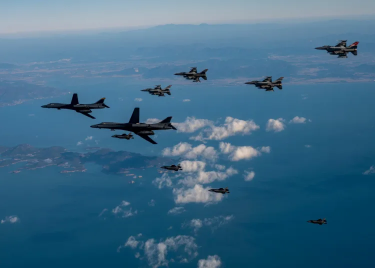 Cazas F-16 de la Fuerza Aérea de Estados Unidos participan en un vuelo de entrenamiento combinado junto a bombarderos B-1B y F-35A de la República de Corea durante el ejercicio “Vigilant Storm 23”, sobre la península coreana, el 9 de noviembre de 2022. /Créditos: U.S. Air Force