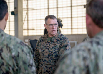 El teniente general Francis L. Donovan, vicecomandante del Comando de Operaciones Especiales de los Estados Unidos, habla con un operador de Guerra Especial Naval (NSW) y un buzo de la Marina durante una visita al Grupo 1 de Guerra Especial Naval en San Diego, el 11 de febrero de 2025. (Fotografía de la Marina de los Estados Unidos tomada por el especialista en comunicación de masas de segunda clase David Rowe).