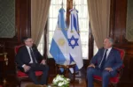 El canciller israelí Gideon Sa’ar junto al vicecanciller argentino Pablo Quirno, durante su visita oficial a Buenos Aires en noviembre de 2025. En ese viaje, Sa’ar destacó la “relación extraordinaria” entre Israel y la Argentina bajo la presidencia de Javier Milei, antecedente diplomático que cobra relevancia tras su reciente mención a la disputa por las Islas Malvinas en el Consejo de Seguridad de la ONU/ Créditos: Publicación de la cuenta oficial de Gideon Sa’ar en X (@gidonsaar), Ministro de Relaciones Exteriores del Estado de Israel.