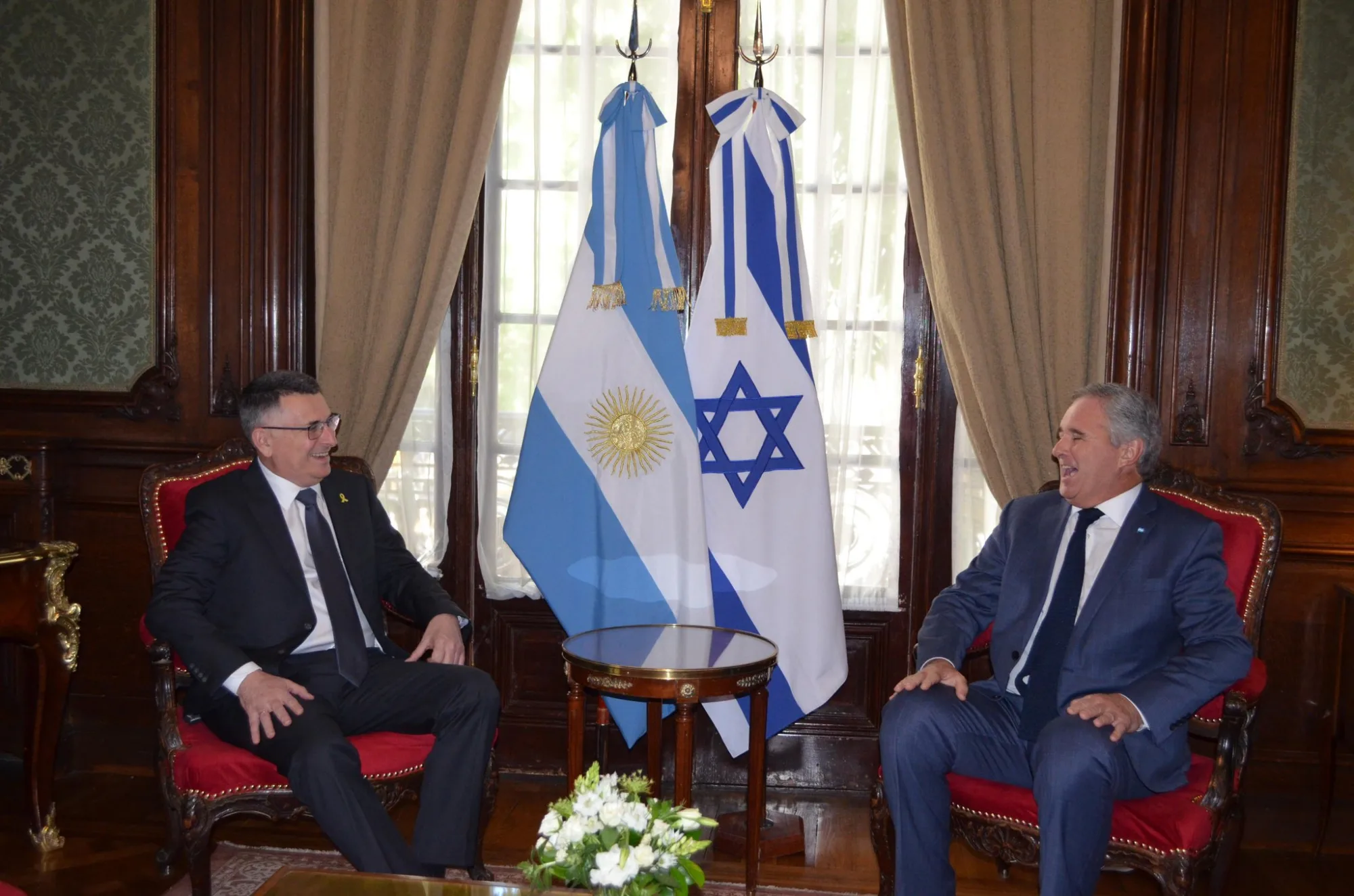 El canciller israelí Gideon Sa’ar junto al vicecanciller argentino Pablo Quirno, durante su visita oficial a Buenos Aires en noviembre de 2025. En ese viaje, Sa’ar destacó la “relación extraordinaria” entre Israel y la Argentina bajo la presidencia de Javier Milei, antecedente diplomático que cobra relevancia tras su reciente mención a la disputa por las Islas Malvinas en el Consejo de Seguridad de la ONU/ Créditos: Publicación de la cuenta oficial de Gideon Sa’ar en X (@gidonsaar), Ministro de Relaciones Exteriores del Estado de Israel.
