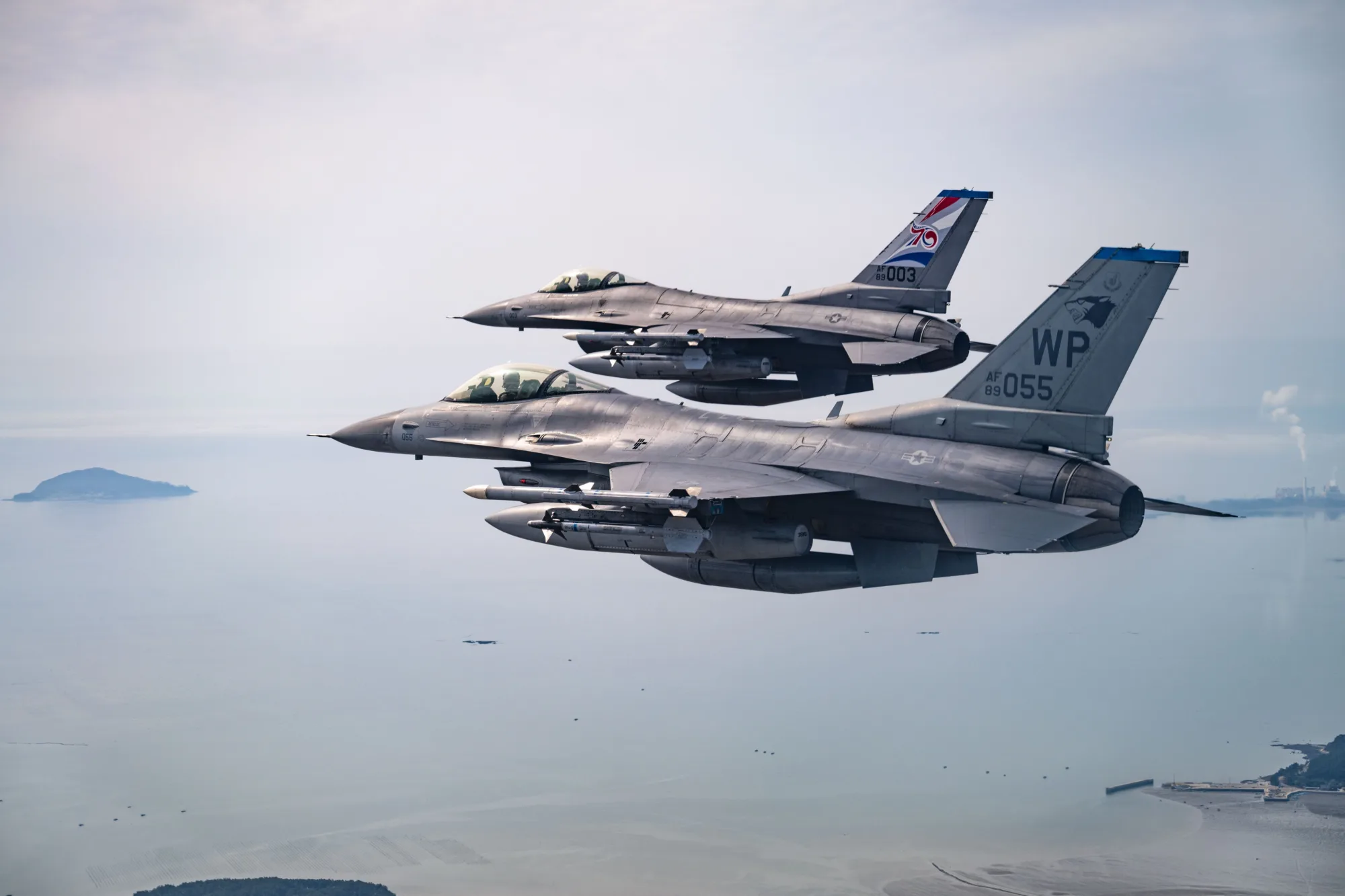 Cazas F-16 Fighting Falcon de la Fuerza Aérea de Estados Unidos durante maniobras sobre la costa sur de la República de Corea, en el marco de operaciones en el Mar Amarillo el 5 de abril de 2024. / Créditos: Department of War