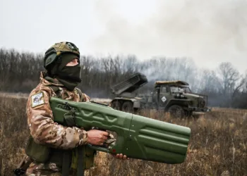 Un integrante de un grupo de cobertura antidrones protege un sistema de lanzacohetes múltiple (MLRS) ruso en zona de operaciones/ Créditos: Stanislav Krasilnikov / RIA Novosti.