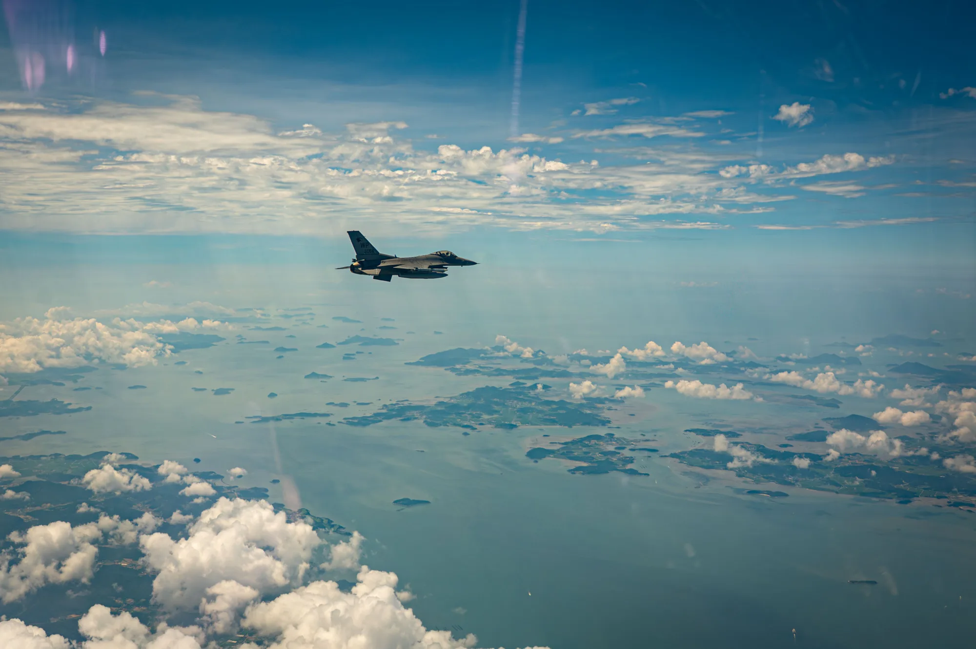 Un aviador del Pacific Air Forces, perteneciente a la 8ª Ala de Combate, regresa a su base tras participar en el ejercicio Ulchi Freedom Shield 25, una operación conjunta entre la República de Corea y Estados Unidos que refuerza la preparación operativa y la defensa combinada con aliados y socios estratégicos/ Créditos: Landon Gunsauls.