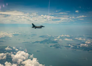 Un aviador del Pacific Air Forces, perteneciente a la 8ª Ala de Combate, regresa a su base tras participar en el ejercicio Ulchi Freedom Shield 25, una operación conjunta entre la República de Corea y Estados Unidos que refuerza la preparación operativa y la defensa combinada con aliados y socios estratégicos/ Créditos: Landon Gunsauls.