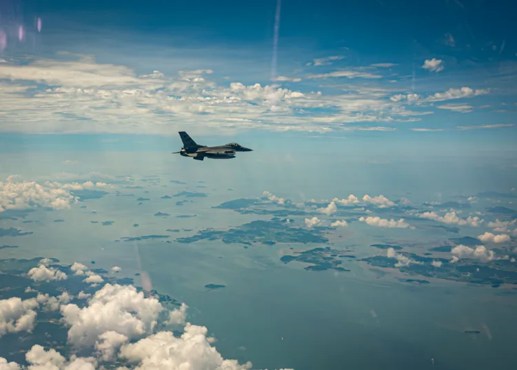 Un aviador del Pacific Air Forces, perteneciente a la 8ª Ala de Combate, regresa a su base tras participar en el ejercicio Ulchi Freedom Shield 25, una operación conjunta entre la República de Corea y Estados Unidos que refuerza la preparación operativa y la defensa combinada con aliados y socios estratégicos/ Créditos: Landon Gunsauls.