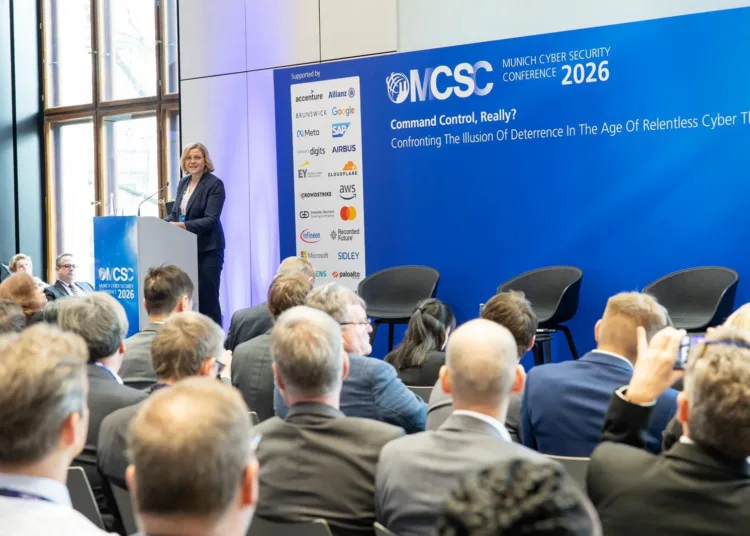 Henna Virkkunen, vicepresidenta ejecutiva de la Comisión Europea, interviene en la Conferencia de Seguridad de Múnich, subrayando la necesidad de que Europa avance hacia una capacidad ofensiva en el ciberespacio. Su mensaje, centrado en innovación, soberanía digital y resiliencia tecnológica, refleja el giro estratégico de la UE para mantenerse fuerte y segura en la era digital/ Créditos: Cuenta oficial de Henna Virkkunen