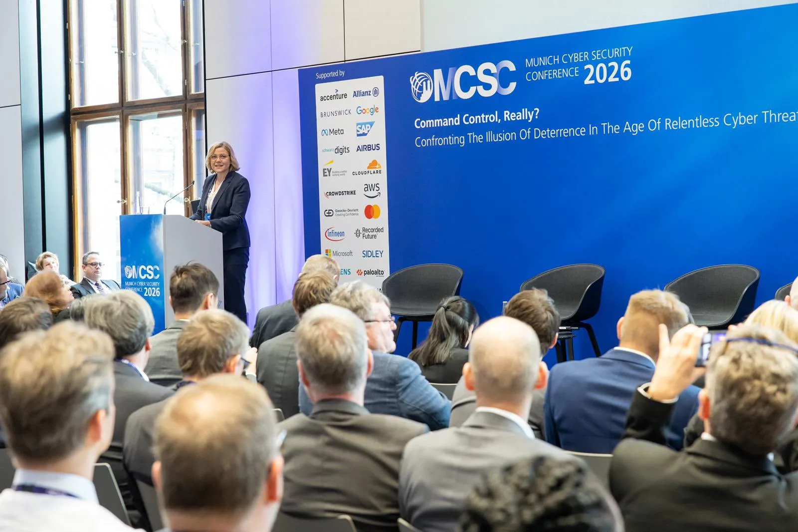 Henna Virkkunen, vicepresidenta ejecutiva de la Comisión Europea, interviene en la Conferencia de Seguridad de Múnich, subrayando la necesidad de que Europa avance hacia una capacidad ofensiva en el ciberespacio. Su mensaje, centrado en innovación, soberanía digital y resiliencia tecnológica, refleja el giro estratégico de la UE para mantenerse fuerte y segura en la era digital/ Créditos: Cuenta oficial de Henna Virkkunen