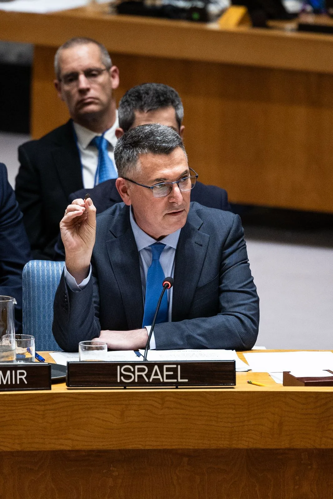 El canciller israelí Gideon Sa’ar exhibe una moneda de la época de la Gran Revuelta judía con la inscripción “Libertad para Sion”, durante su intervención en la sesión del Consejo de Seguridad de la ONU sobre Medio Oriente/ Créditos: Publicación de Hodaya Karash-Hazony (@karash_hodaya) en X.