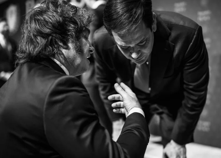 El presidente argentino Javier Milei junto al secretario de Estado de Estados Unidos, Marco Rubio, durante su encuentro en Washington en el marco de la Junta de la Paz. La imagen fue difundida por el United States Department of State bajo el lema “Peace is the Prize”, en el contexto del fortalecimiento de la relación bilateral entre Argentina y Estados Unidos /Créditos: United States Department of State