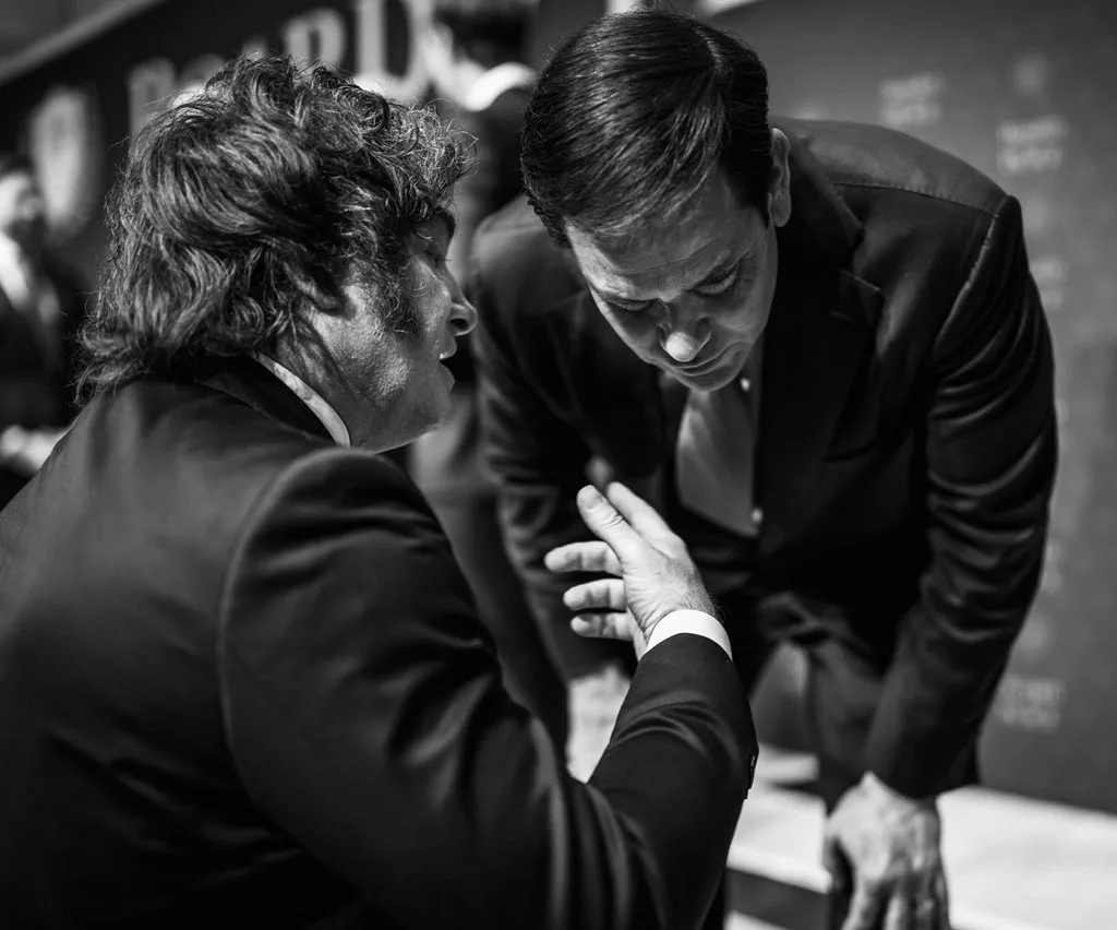 El presidente argentino Javier Milei junto al secretario de Estado de Estados Unidos, Marco Rubio, durante su encuentro en Washington en el marco de la Junta de la Paz. La imagen fue difundida por el United States Department of State bajo el lema “Peace is the Prize”, en el contexto del fortalecimiento de la relación bilateral entre Argentina y Estados Unidos /Créditos: United States Department of State